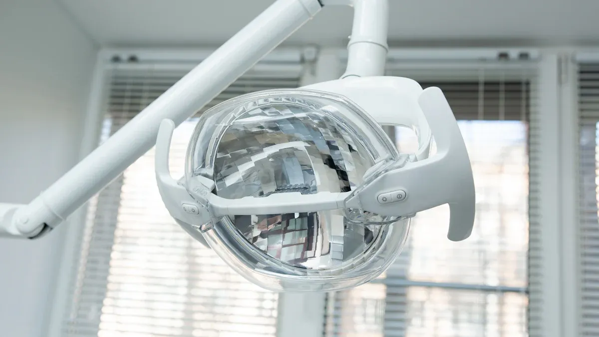 의료 조명 장비 유지 관리 및 청소에 대한 필수 팁